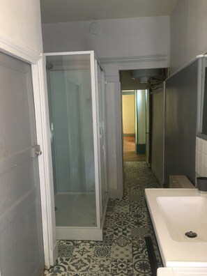 Regadera, secadora de cabello, toallas, papel de baño 