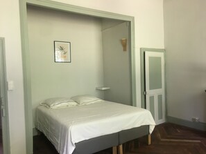 2 sovrum, strykjärn/strykbräda och sängkläder