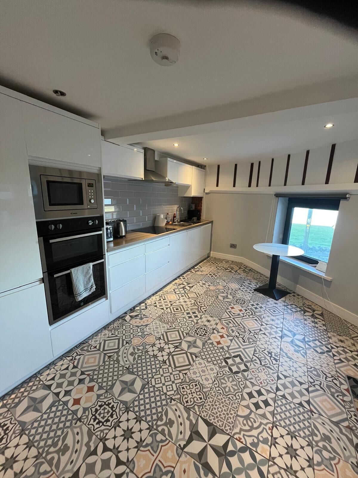 Réfrigérateur, micro-ondes, four, bouilloire électrique