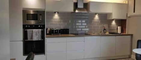 Frigorifero, microonde, forno, bollitore elettrico