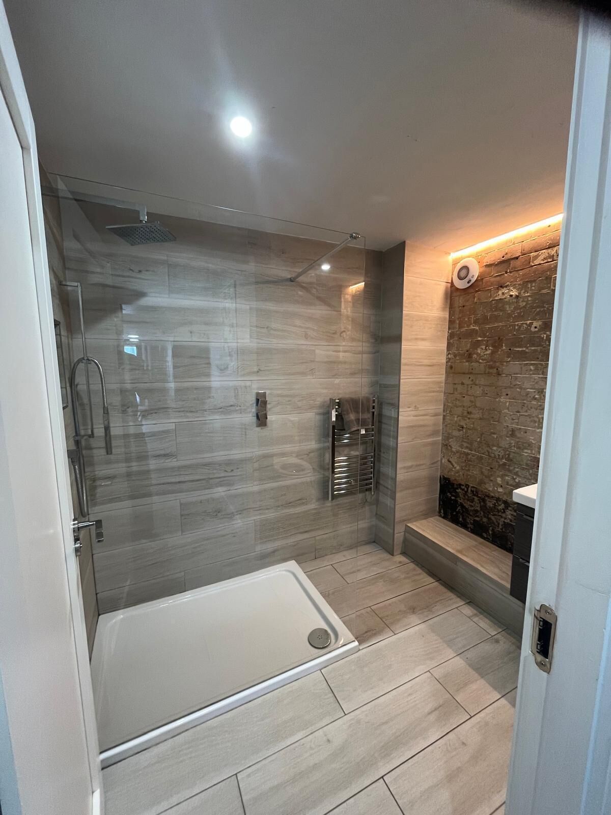 Ducha, secador de pelo, toallas, papel higiénico