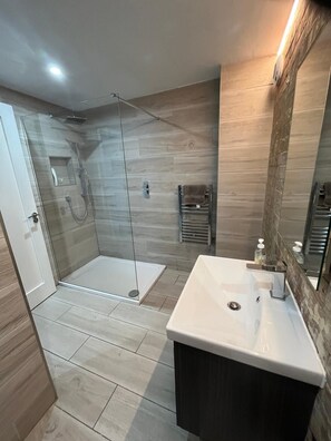 Douche, sèche-cheveux, serviettes fournies, papier toilette