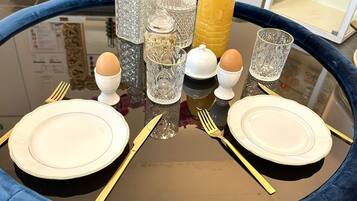 Petit déjeuner buffet (10 EUR par personne)