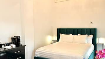 Kamer, balkon, uitzicht op tuin | 1 slaapkamer, een minibar met enkele gratis items