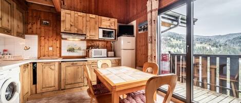 Een koelkast, een microgolfoven, een oven, een vaatwasser