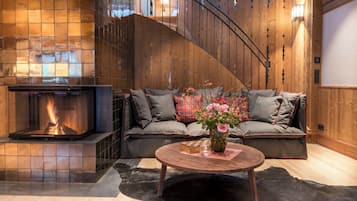 Deluxe Apartment | Living area