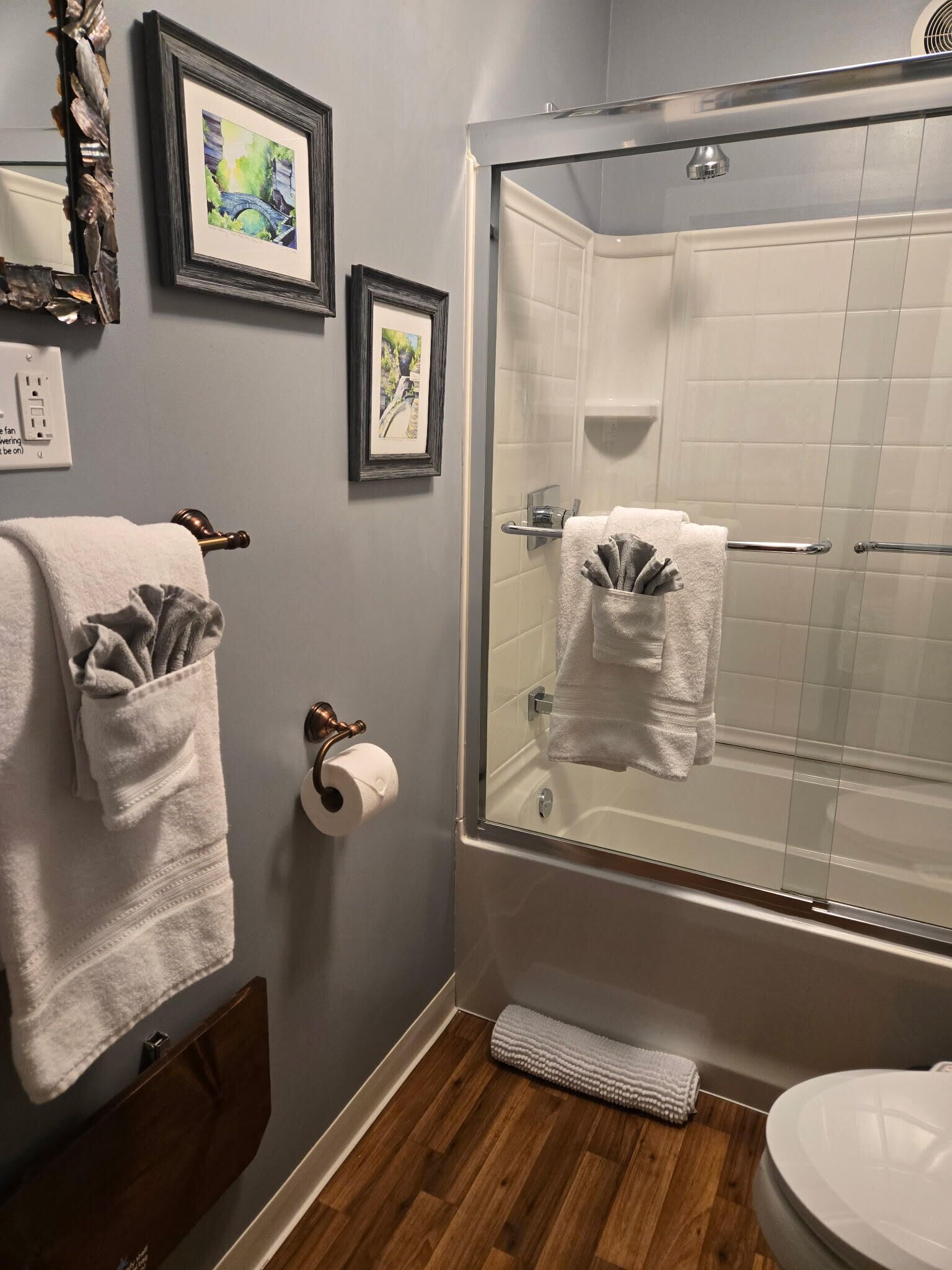 Sèche-cheveux, bidet, serviettes fournies, savon