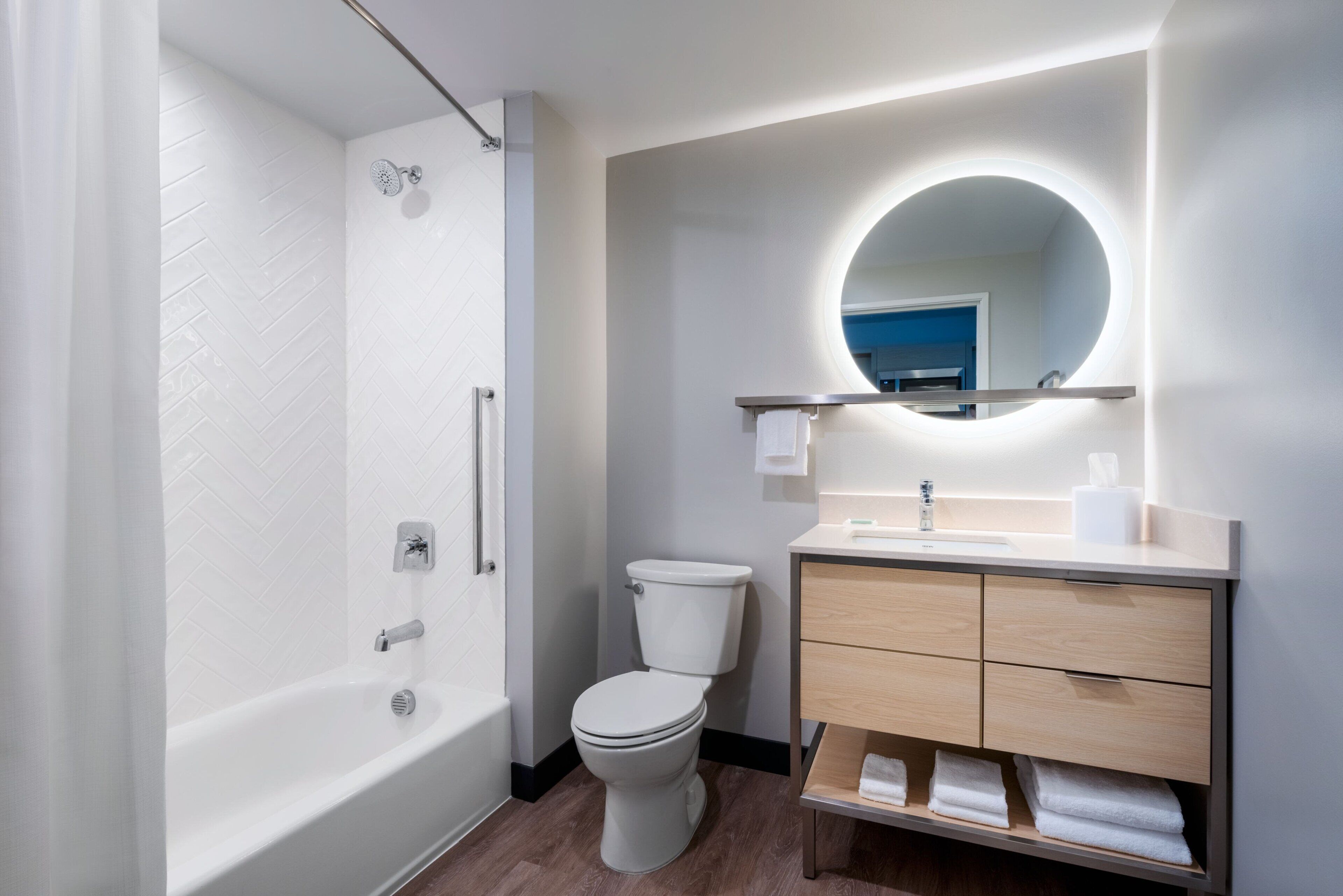 Combined shower/bathtub, free toiletries, hair dryer, towels