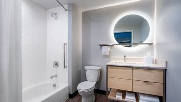 Combined shower/bathtub, free toiletries, hair dryer, towels