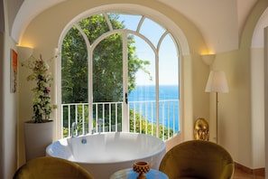 Royal suite, 1 slaapkamer, uitzicht op zee | Luxe beddengoed, donsdekens, bedden met traagschuimmatrassen