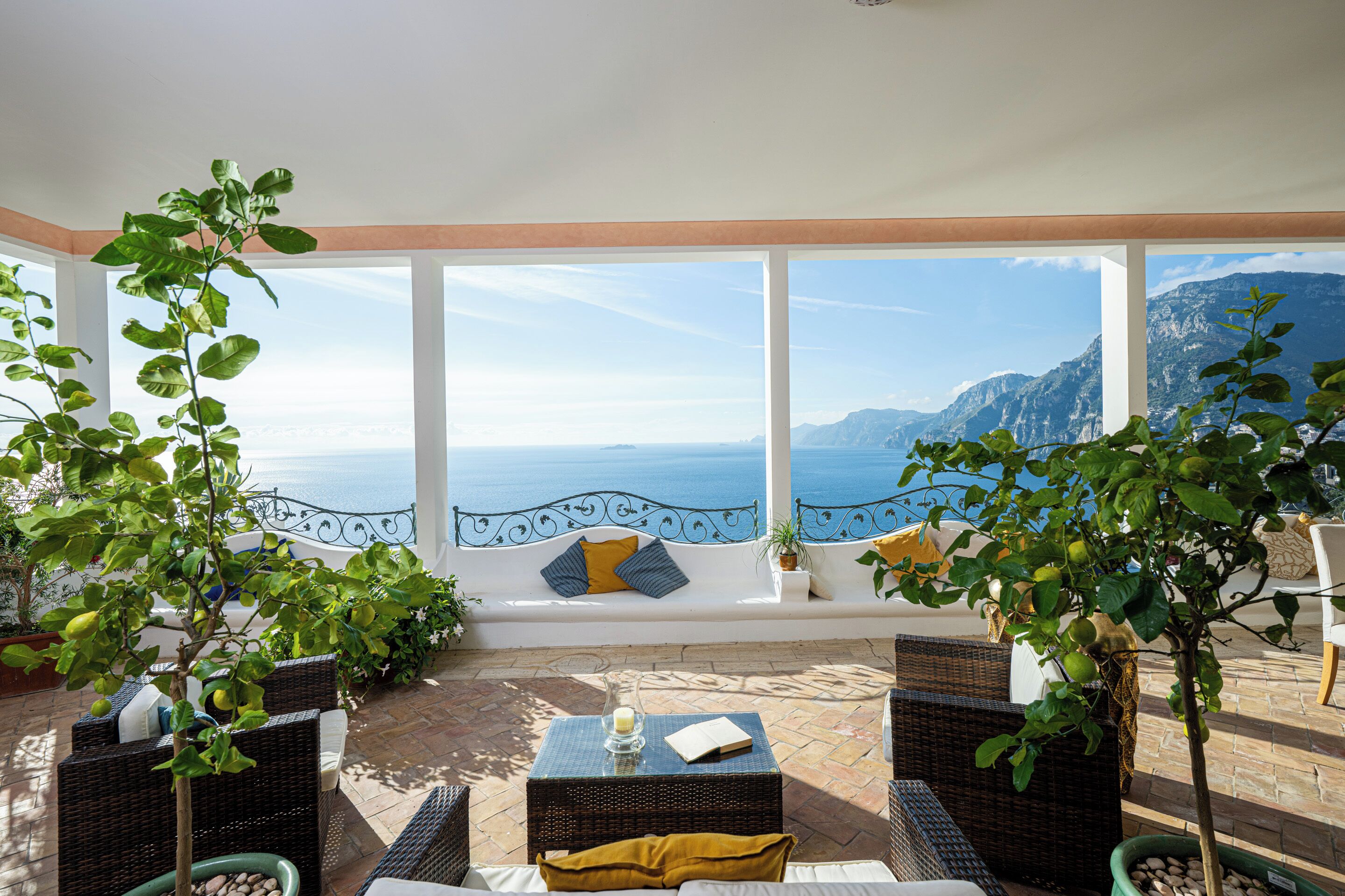 Condo de lujo, baño privado, vista al mar | Área de sala de estar | Televisión de pantalla plana de 43 pulgadas con canales vía satélite 