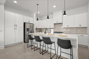 Kylskåp, mikrovågsugn, ugn och spishäll