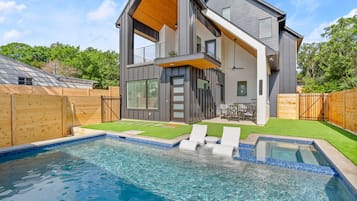 Utendørsbasseng og et oppvarmet basseng