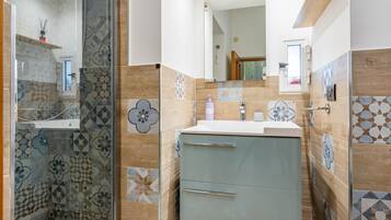 Shower, hair dryer, bidet, towels