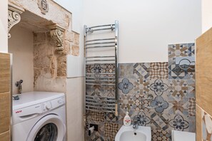 Een douche, een haardroger, een bidet, handdoeken