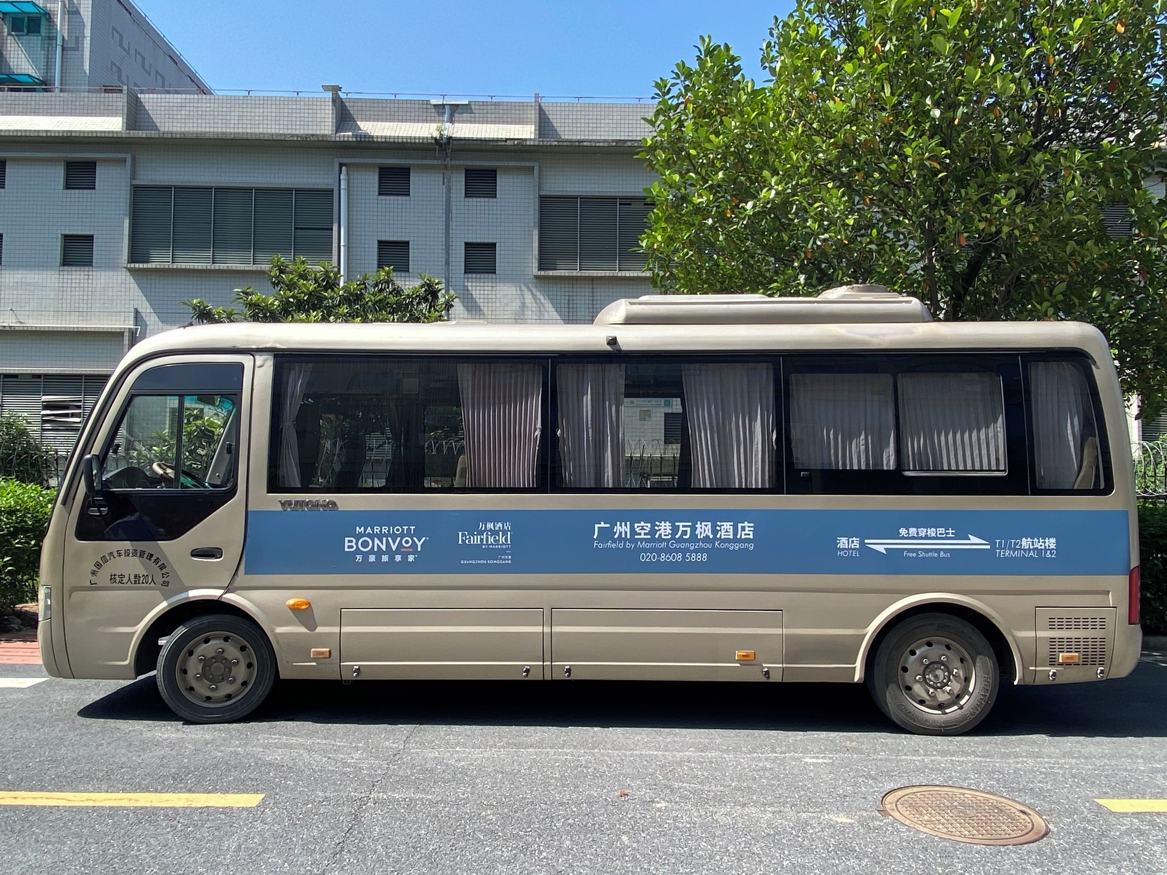 Un autobús con anuncios de Fairfield by Marriott Guangzhou Kongkang y Marriott Bonvoy.