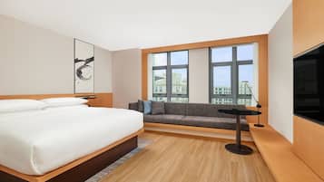 Habitación superior, 1 cama King size, vista a la ciudad | 1 habitación y artículos del minibar gratis