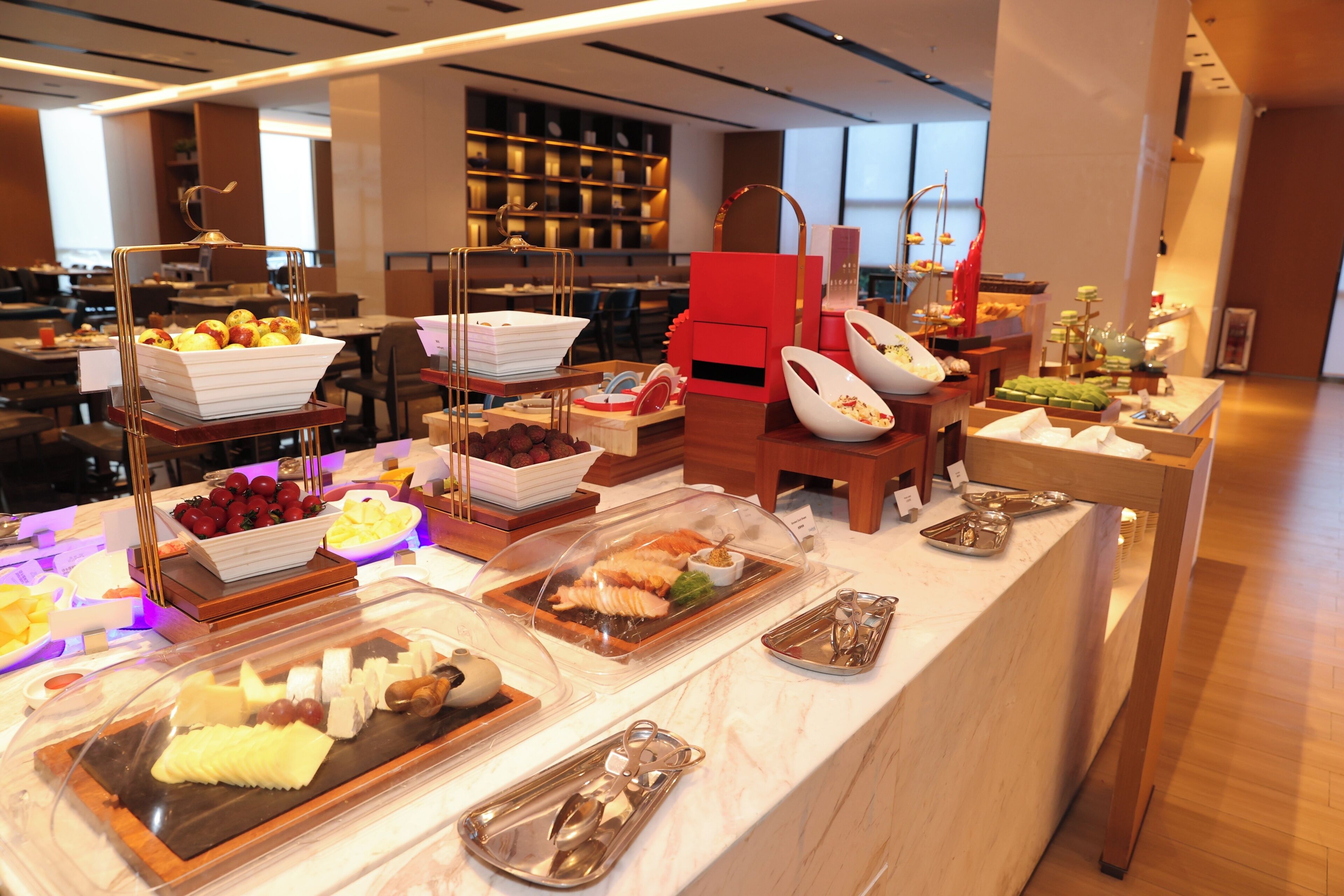 Daily buffet breakfast (CNY 108 per person)
