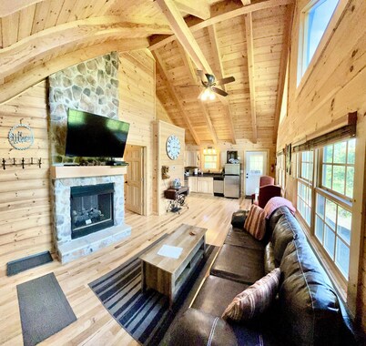 Log Cabin in the Heart of Hocking Hills! - TreeTop