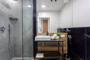 Dusche, Haartrockner, Handtücher, Seife