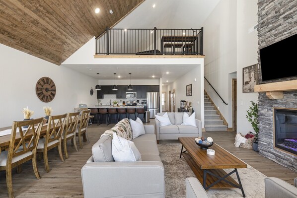 Smart TV, fireplace - Steps to Indoor/Outdoor Pool + Pool Table + Games (Branson)