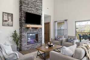 Smart TV, fireplace - Steps to Indoor/Outdoor Pool + Pool Table + Games (Branson)