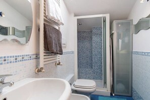 Secador de cabelo, toalhas de banho, sabonete, shampoo