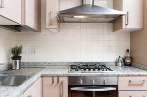 ثلاجة، فرن، موقد طهي مسطح، غسالة أطباق