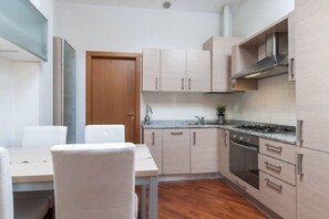 Geladeira, fogão, cooktop, lava-louças