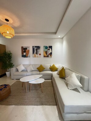 Living area - Chic Appartement Avec Terrasse Dans une Belle et Récente Résidence (Mohammédia)
