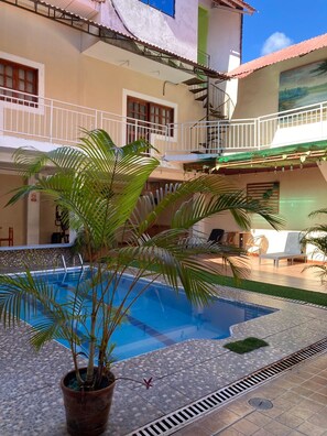 Una piscina al aire libre