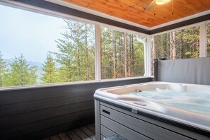 Bañera de hidromasaje cubierta