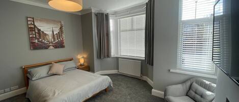 4 quartos, escrivaninha, ferros/tábuas de passar roupa