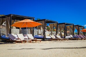 Chaises longues, serviettes de plage