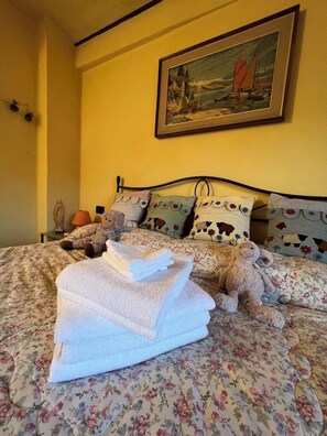 Room, Balcony | In-room safe, individually decorated, individually furnished - La casa Arancione  (Boves)