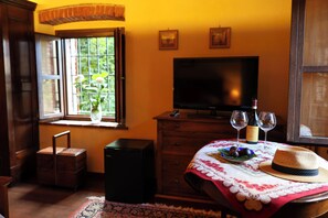 Room, Garden View | In-room safe, individually decorated, individually furnished - La casa Arancione  (Boves)