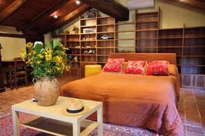 Family Room | In-room safe, soundproofing, iron/ironing board, free WiFi