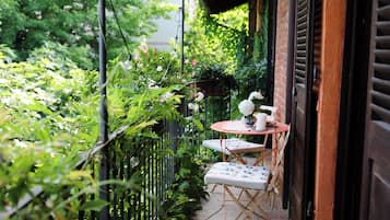 Room, Balcony | In-room safe, soundproofing, iron/ironing board, free WiFi