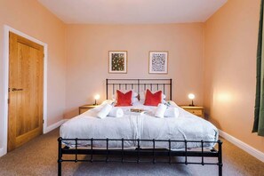 2 bedrooms, iron/ironing board, travel crib, WiFi - NEW! Spacious 2-Bed Home, Amazing Location! (Chester)