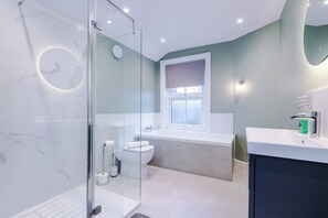 Shower, hair dryer, shampoo - NEW! Spacious 2-Bed Home, Amazing Location! (Chester)