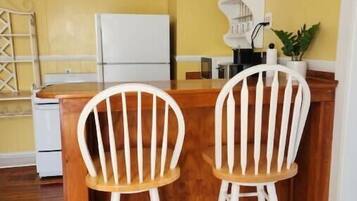 Microwave, oven, kompor, dan peralatan masak/sendok-piring