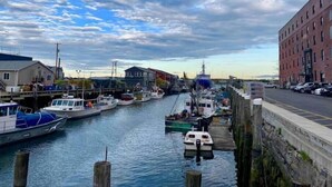 A marina with boats docked, a dock, and buildings along the waterfront. - Island View House BnB Self Check-In # 4 / Free Off-Street Parking  (Portland)