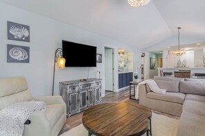 Smart TV - Spacious Pawleys Getaway, 3BR/3BA, Private End Unit, Lake & Pool Views, Peaceful (PAWLEYS ISLAND)