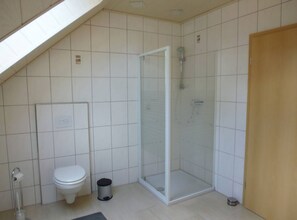 Dusche, Haartrockner, Handtücher