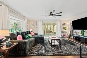 TV connectée, cheminée, jeux vidéo, baby-foot