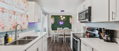 Kjøleskap, mikrobølgeovn, ovn og kokeplater