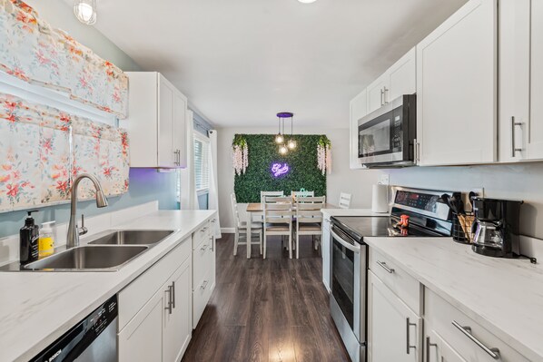 Réfrigérateur, micro-ondes, four, plaque de cuisson