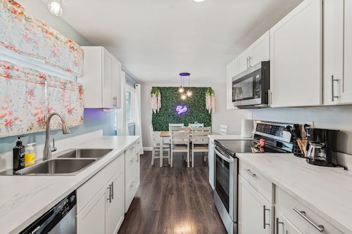 Dolly's Haven: 4BR, 2BA, Game-room, covered deck with fire-pit 