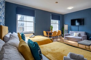 Tabla de planchar con plancha, wifi y ropa de cama 