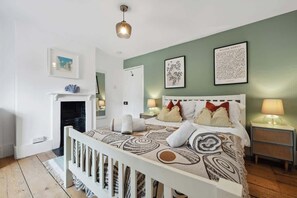 2 bedrooms, iron/ironing board, free WiFi, bed sheets - Lovely 2BR Cottage Spacious with Garden (Winchester)